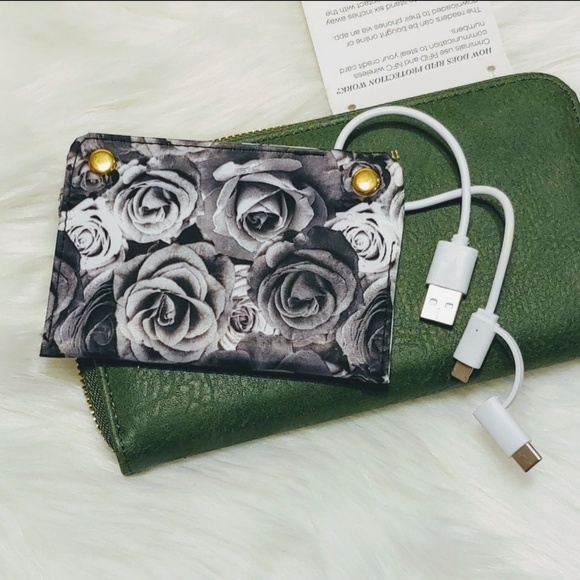 adrienne vittadini phone wallet